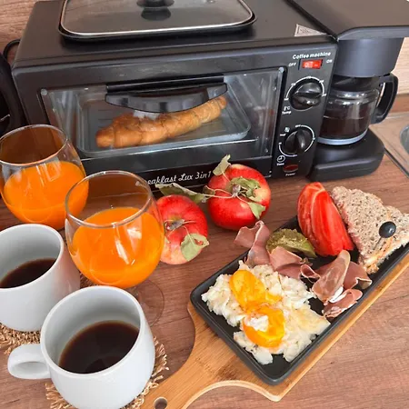 Honey House בית הארחה